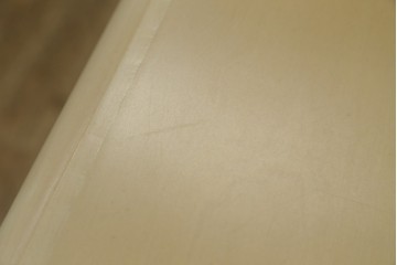 中古　希少な廃番品!　LYNN・HOLLYN(リン・ホーリン)　アンティーク調の取っ手や細やかな彫刻装飾が洗練されたデザインを引き立てるサイドボード　(R-084428)