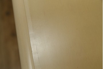 中古　希少な廃番品!　LYNN・HOLLYN(リン・ホーリン)　アンティーク調の取っ手や細やかな彫刻装飾が洗練されたデザインを引き立てるサイドボード　(R-084428)