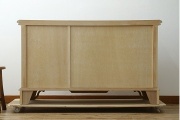 中古　希少な廃番品!　LYNN・HOLLYN(リン・ホーリン)　アンティーク調の取っ手や細やかな彫刻装飾が洗練されたデザインを引き立てるサイドボード　(R-084428)