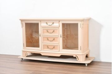 中古　希少な廃番品!　LYNN・HOLLYN(リン・ホーリン)　アンティーク調の取っ手や細やかな彫刻装飾が洗練されたデザインを引き立てるサイドボード(リビングボード、収納棚、戸棚)(R-084428)