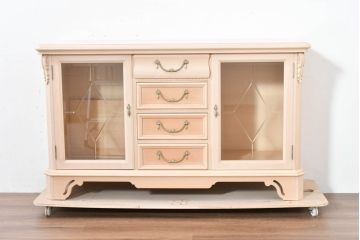 中古　希少な廃番品!　LYNN・HOLLYN(リン・ホーリン)　アンティーク調の取っ手や細やかな彫刻装飾が洗練されたデザインを引き立てるサイドボード(リビングボード、収納棚、戸棚)(R-084428)