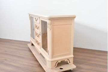 中古　希少な廃番品!　LYNN・HOLLYN(リン・ホーリン)　アンティーク調の取っ手や細やかな彫刻装飾が洗練されたデザインを引き立てるサイドボード(リビングボード、収納棚、戸棚)(R-084428)