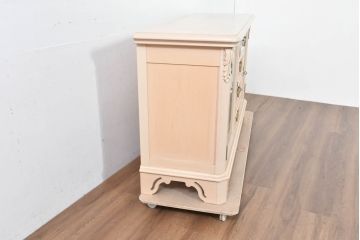 中古　希少な廃番品!　LYNN・HOLLYN(リン・ホーリン)　アンティーク調の取っ手や細やかな彫刻装飾が洗練されたデザインを引き立てるサイドボード(リビングボード、収納棚、戸棚)(R-084428)