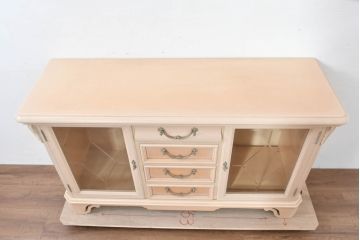 中古　希少な廃番品!　LYNN・HOLLYN(リン・ホーリン)　アンティーク調の取っ手や細やかな彫刻装飾が洗練されたデザインを引き立てるサイドボード(リビングボード、収納棚、戸棚)(R-084428)
