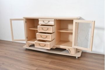中古　希少な廃番品!　LYNN・HOLLYN(リン・ホーリン)　アンティーク調の取っ手や細やかな彫刻装飾が洗練されたデザインを引き立てるサイドボード(リビングボード、収納棚、戸棚)(R-084428)