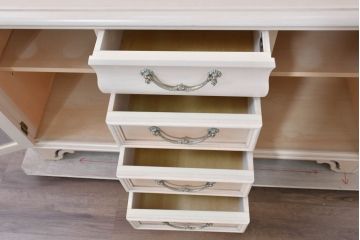 中古　希少な廃番品!　LYNN・HOLLYN(リン・ホーリン)　アンティーク調の取っ手や細やかな彫刻装飾が洗練されたデザインを引き立てるサイドボード(リビングボード、収納棚、戸棚)(R-084428)