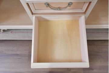 中古　希少な廃番品!　LYNN・HOLLYN(リン・ホーリン)　アンティーク調の取っ手や細やかな彫刻装飾が洗練されたデザインを引き立てるサイドボード(リビングボード、収納棚、戸棚)(R-084428)
