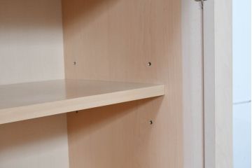 中古　希少な廃番品!　LYNN・HOLLYN(リン・ホーリン)　アンティーク調の取っ手や細やかな彫刻装飾が洗練されたデザインを引き立てるサイドボード(リビングボード、収納棚、戸棚)(R-084428)