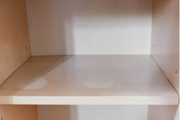 中古　希少な廃番品!　LYNN・HOLLYN(リン・ホーリン)　アンティーク調の取っ手や細やかな彫刻装飾が洗練されたデザインを引き立てるサイドボード(リビングボード、収納棚、戸棚)(R-084428)