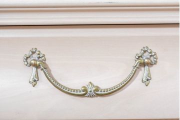 中古　希少な廃番品!　LYNN・HOLLYN(リン・ホーリン)　アンティーク調の取っ手や細やかな彫刻装飾が洗練されたデザインを引き立てるサイドボード(リビングボード、収納棚、戸棚)(R-084428)