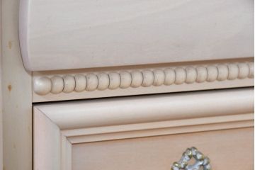 中古　希少な廃番品!　LYNN・HOLLYN(リン・ホーリン)　アンティーク調の取っ手や細やかな彫刻装飾が洗練されたデザインを引き立てるサイドボード(リビングボード、収納棚、戸棚)(R-084428)