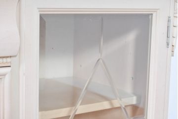 中古　希少な廃番品!　LYNN・HOLLYN(リン・ホーリン)　アンティーク調の取っ手や細やかな彫刻装飾が洗練されたデザインを引き立てるサイドボード(リビングボード、収納棚、戸棚)(R-084428)