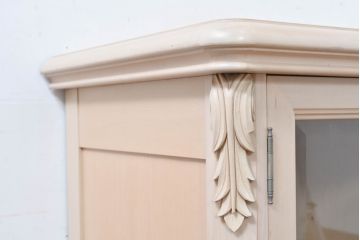 中古　希少な廃番品!　LYNN・HOLLYN(リン・ホーリン)　アンティーク調の取っ手や細やかな彫刻装飾が洗練されたデザインを引き立てるサイドボード(リビングボード、収納棚、戸棚)(R-084428)