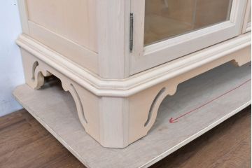 中古　希少な廃番品!　LYNN・HOLLYN(リン・ホーリン)　アンティーク調の取っ手や細やかな彫刻装飾が洗練されたデザインを引き立てるサイドボード(リビングボード、収納棚、戸棚)(R-084428)