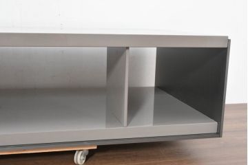 中古　B&B イタリア(Italia)　サーフェス(Surface)　シンプルでスタイリッシュなデザインと機能的収納で空間を引き立てるローテーブル(センターテーブル、リビングテーブル)(定価約110万円)(R-084429)