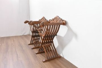 中古　美品　イタリア輸入家具　獅子の彫刻が映える重厚な意匠のサヴォナローラチェア2脚セット(椅子、折りたたみチェア、イス、バラ売り可能)(R-084432)