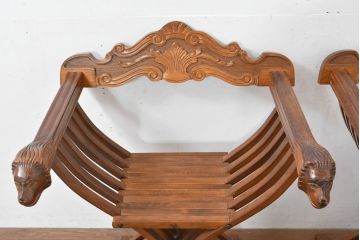 中古　美品　イタリア輸入家具　獅子の彫刻が映える重厚な意匠のサヴォナローラチェア2脚セット(椅子、折りたたみチェア、イス、バラ売り可能)(R-084432)