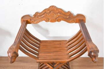 中古　美品　イタリア輸入家具　獅子の彫刻が映える重厚な意匠のサヴォナローラチェア2脚セット(椅子、折りたたみチェア、イス、バラ売り可能)(R-084432)