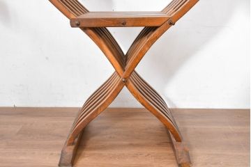中古　美品　イタリア輸入家具　獅子の彫刻が映える重厚な意匠のサヴォナローラチェア2脚セット(椅子、折りたたみチェア、イス、バラ売り可能)(R-084432)
