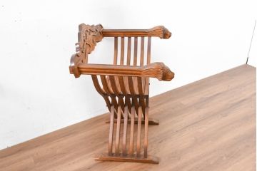中古　美品　イタリア輸入家具　獅子の彫刻が映える重厚な意匠のサヴォナローラチェア2脚セット(椅子、折りたたみチェア、イス、バラ売り可能)(R-084432)