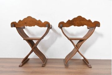 中古　美品　イタリア輸入家具　獅子の彫刻が映える重厚な意匠のサヴォナローラチェア2脚セット(椅子、折りたたみチェア、イス、バラ売り可能)(R-084432)