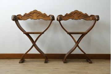 中古　美品　イタリア輸入家具　獅子の彫刻が映える重厚な意匠のサヴォナローラチェア2脚セット　(R-084432)