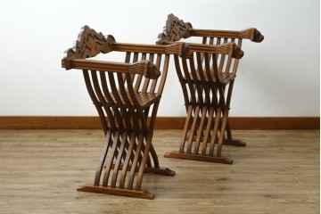 中古　美品　イタリア輸入家具　獅子の彫刻が映える重厚な意匠のサヴォナローラチェア2脚セット　(R-084432)