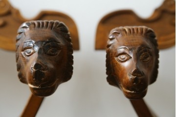 中古　美品　イタリア輸入家具　獅子の彫刻が映える重厚な意匠のサヴォナローラチェア2脚セット　(R-084432)