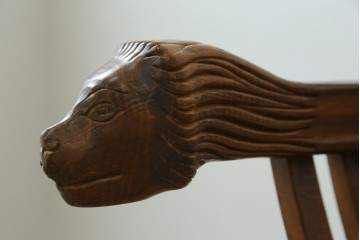 中古　美品　イタリア輸入家具　獅子の彫刻が映える重厚な意匠のサヴォナローラチェア2脚セット　(R-084432)