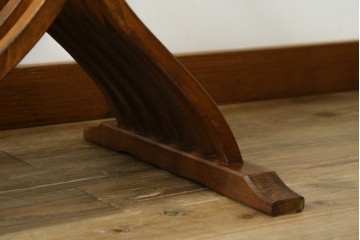 中古　美品　イタリア輸入家具　獅子の彫刻が映える重厚な意匠のサヴォナローラチェア2脚セット　(R-084432)