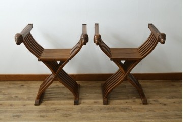 中古　美品　イタリア輸入家具　獅子の彫刻が映える重厚な意匠のサヴォナローラチェア2脚セット　(R-084432)