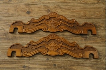中古　美品　イタリア輸入家具　獅子の彫刻が映える重厚な意匠のサヴォナローラチェア2脚セット　(R-084432)