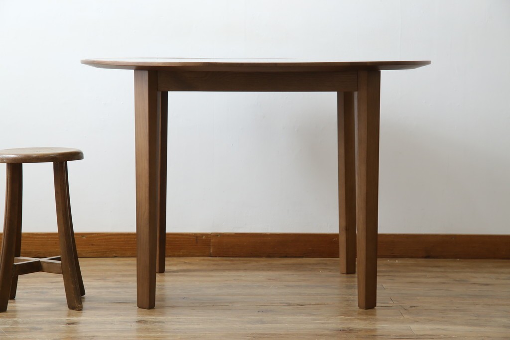 中古　藤栄(FUJIEI )　ペスコ(PESCO )　木の温もりとガラスの抜け感が魅力のラウンドテーブル　(R-084433)