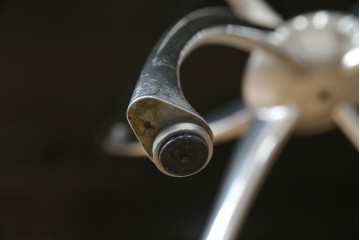 和製ビンテージ　ADAL(アダル)　レッドカラーがアクセント!放射状に伸びるレッグがオブジェのようなリンクテーブル　定価約20万円　(R-084434)