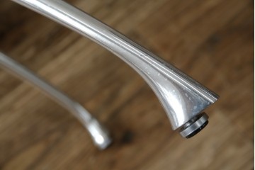 和製ビンテージ　ADAL(アダル)　レッドカラーがアクセント!放射状に伸びるレッグがオブジェのようなリンクテーブル　定価約20万円　(R-084434)