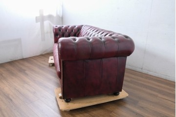 中古　美品　本革　Re-L(リエル)　クラシカルなお部屋の主役になるチェスターフィールドソファ　3人掛けソファ(R-084436)