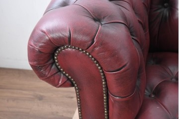 中古　美品　本革　Re-L(リエル)　クラシカルなお部屋の主役になるチェスターフィールドソファ　3人掛けソファ(R-084436)