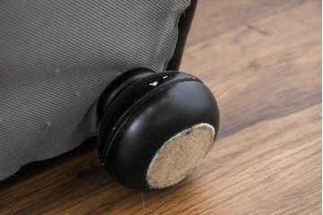 中古　美品　本革　Re-L(リエル)　クラシカルなお部屋の主役になるチェスターフィールドソファ　3人掛けソファ(R-084436)