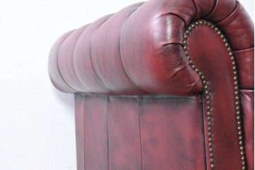 中古　美品　本革　Re-L(リエル)　クラシカルなお部屋の主役になるチェスターフィールドソファ　3人掛けソファ(R-084436)