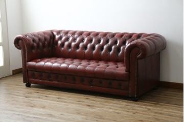 中古　美品　本革　Re-L(リエル)　クラシカルなお部屋の主役になるチェスターフィールドソファ　3人掛けソファ　(R-084436)