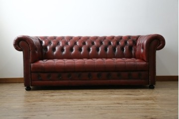中古　美品　本革　Re-L(リエル)　クラシカルなお部屋の主役になるチェスターフィールドソファ　3人掛けソファ　(R-084436)