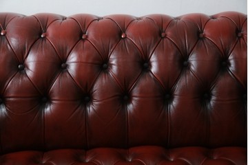 中古　美品　本革　Re-L(リエル)　クラシカルなお部屋の主役になるチェスターフィールドソファ　3人掛けソファ　(R-084436)