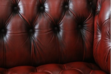 中古　美品　本革　Re-L(リエル)　クラシカルなお部屋の主役になるチェスターフィールドソファ　3人掛けソファ　(R-084436)