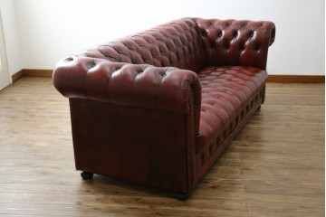 中古　美品　本革　Re-L(リエル)　クラシカルなお部屋の主役になるチェスターフィールドソファ　3人掛けソファ　(R-084436)