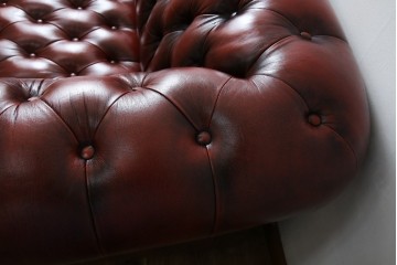 中古　美品　本革　Re-L(リエル)　クラシカルなお部屋の主役になるチェスターフィールドソファ　3人掛けソファ　(R-084436)