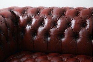 中古　美品　本革　Re-L(リエル)　クラシカルなお部屋の主役になるチェスターフィールドソファ　3人掛けソファ　(R-084436)