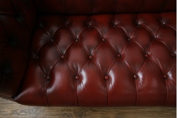 中古　美品　本革　Re-L(リエル)　クラシカルなお部屋の主役になるチェスターフィールドソファ　3人掛けソファ　(R-084436)