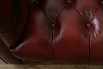 中古　美品　本革　Re-L(リエル)　クラシカルなお部屋の主役になるチェスターフィールドソファ　3人掛けソファ　(R-084436)