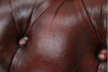 中古　美品　本革　Re-L(リエル)　クラシカルなお部屋の主役になるチェスターフィールドソファ　3人掛けソファ　(R-084436)