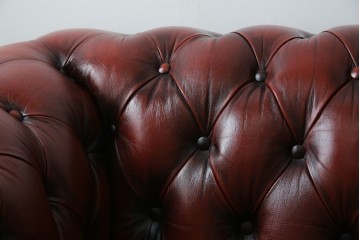 中古　美品　本革　Re-L(リエル)　クラシカルなお部屋の主役になるチェスターフィールドソファ　3人掛けソファ　(R-084436)